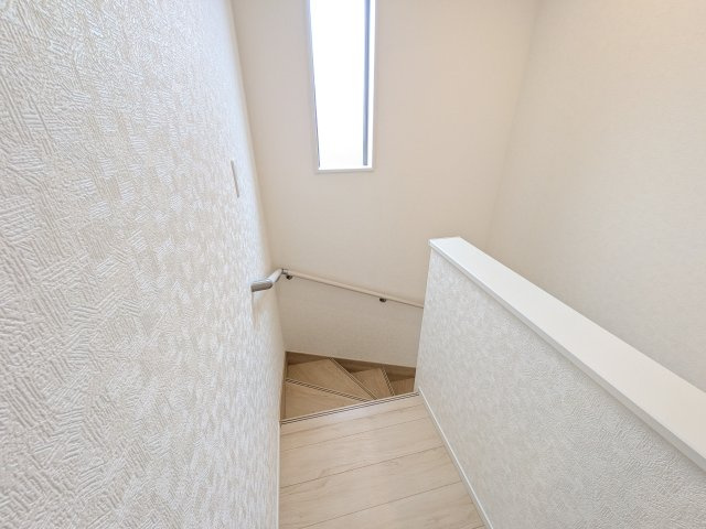 常陸大宮市姥賀町　第3　新築戸建て　8号棟の内装|窓付きで明るい階段は、手すり付きでお子様からご年配の方まで安心して上り下りができます♪