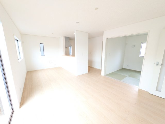 常陸大宮市姥賀町　第3　新築戸建て　8号棟の居間・リビング|居心地の良いデザインと機能性を両立。ご友人を招いたり、趣味を楽しんだり、様々なシーンで活躍する団らんの中心地です。