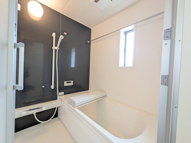 常陸大宮市姥賀町　第3　新築戸建て　8号棟の浴室|1坪タイプのゆったりとしたバスルームは浴室暖房換気乾燥機付きで、どんな季節でも快適なバスタイムを満喫出来ます♪ 窓付きで明るく開放的なところも良いですね！