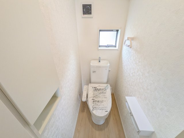 常陸大宮市姥賀町　第3　新築戸建て　8号棟のトイレ|少ない水でもパワフルに洗浄する節水設計。清潔さと機能性を両立させた、毎日気持ち良く使えるトイレ空間です。