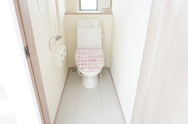 草加市谷塚仲町 新築分譲住宅 全6棟 E号棟のトイレ|1階