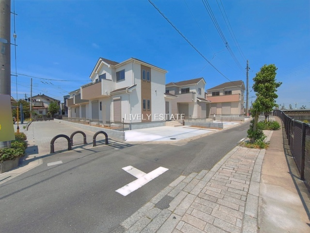 草加市谷塚仲町 新築分譲住宅 全6棟 E号棟の前面道路含む現地写真