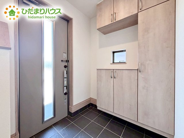 【玄関】 | ひたちなか市足崎1474番　新築戸建　B号棟 | 鍵や小物類を置けるスペースが確保できるため、散らかりがちな玄関をすっきりと保てます。