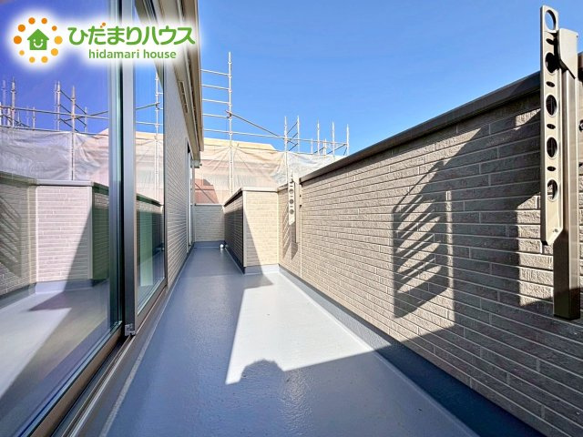 【バルコニー】 | ひたちなか市足崎1474番　新築戸建　B号棟 | ワイドなバルコニーで、ご家族全員のお洋服もらくらく干せちゃいます☆日差しをたっぷりと浴びた布団やマットレスで気持ち良く休めるようになりますね！