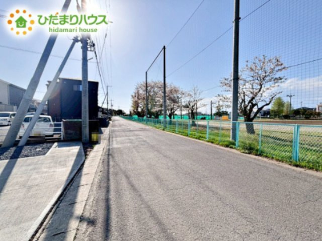 【前面道路含む現地写真】 | ひたちなか市足崎1474番　新築戸建　B号棟 | 落ち着いた住環境が魅力的です☆