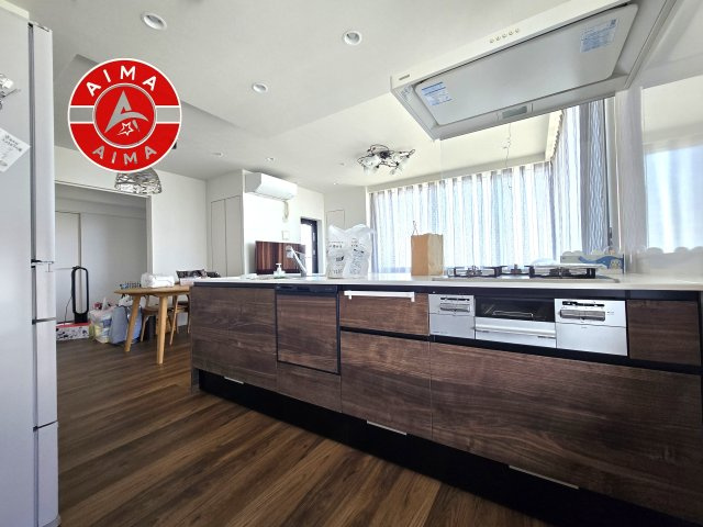 アイランドシティオーシャンフォレストタワーレジデンスEASTのキッチン|ダイニングテーブルへの配膳がラクラク、お料理はかどるカウンター付きシステムキッチン！