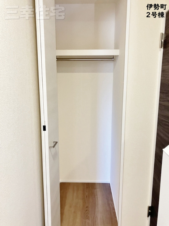 碧南市伊勢町の収納|玄関のファミリークローク。帰宅後すぐに上着を収納。良い習慣が身に付きますね♪