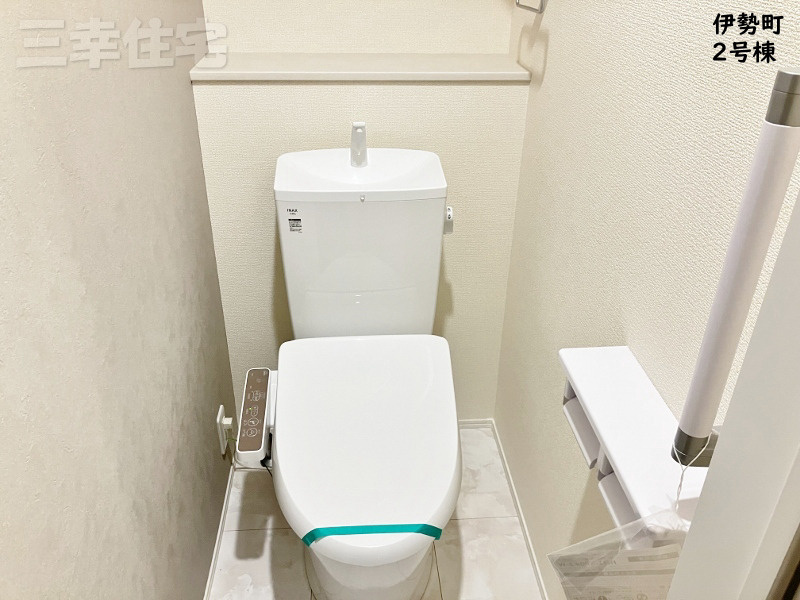 碧南市伊勢町のトイレ|1階2階に洗浄便座を標準装備しています。水量は従来品より約60%カットされていて経済的です