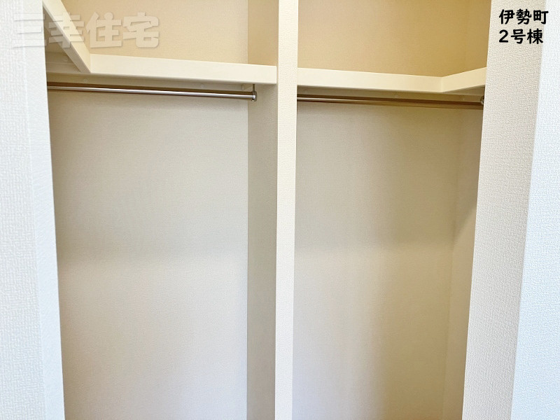 碧南市伊勢町の収納|主寝室のウォークインクローゼットには扉がありません。荷物の出し入れにわずらわしさが軽減されます