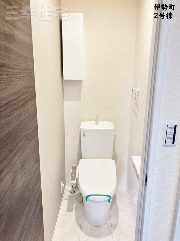 碧南市伊勢町のトイレ|2階のトイレもシャワートイレ。収納棚があるのでとっても便利！