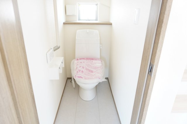 草加市谷塚仲町 新築分譲住宅 全6棟 F号棟のトイレ|1階