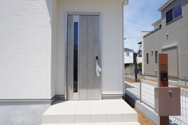 草加市谷塚仲町 新築分譲住宅 全6棟 F号棟の玄関