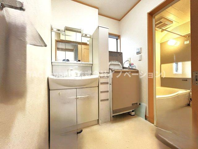 川口市朝日の邸宅の洗面所|【パウダールーム】
三面鏡タイプの洗面化粧台を採用し、キャビネット収納はぎっしり色々な物を収納でき下部収納もございます。シャワーヘッドタイプを採用しておりますのでお掃除など楽々できます。