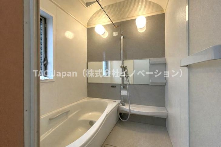 川口市朝日の邸宅の浴室|足を延ばしてゆっくり浸かれるお風呂。ドーム型の天井は解放感があり、又、お手入れもしやすい設計となっているため気持ちよく入浴できます。