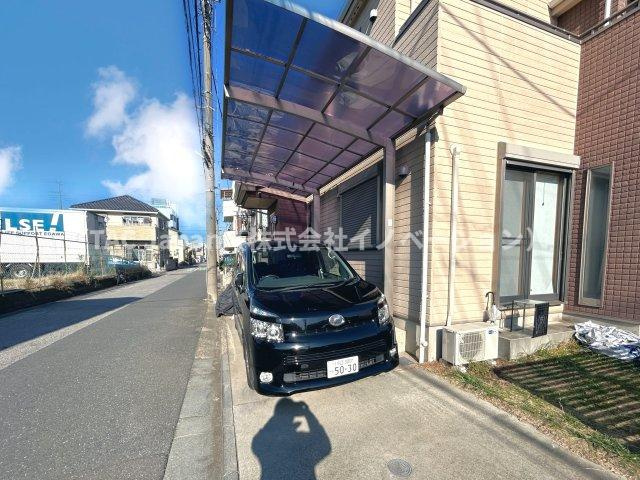 川口市朝日の邸宅の駐車場|カーポート1台分がございます。
かなり高い位置につけているため、ハイルーフ車やお仕事の車なども停められそうです。