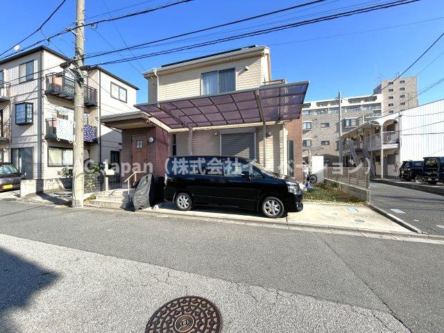 川口市朝日の邸宅の前面道路含む現地写真|目の前を走る公道は道幅が広く、落ち着いて駐車することができそうです。