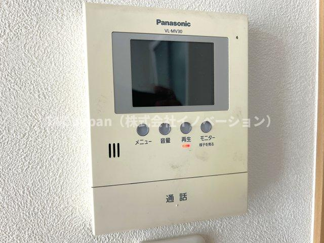 川口市朝日の邸宅の設備|モニター付きインターフォン
来客を確認できるだけでなく、録画機能で留守中の来訪者の確認ができます！学校から帰ったお子様のお留守番にも安心なセキュリティ設備ですね。