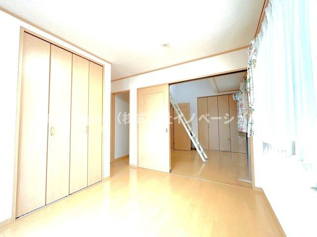 川口市朝日の邸宅の寝室|２階の洋室は２枚引込戸を開放して大きな部屋として使うことができます。
ゴルフ好きの方、ロングパットの練習などいかがでしょうか？