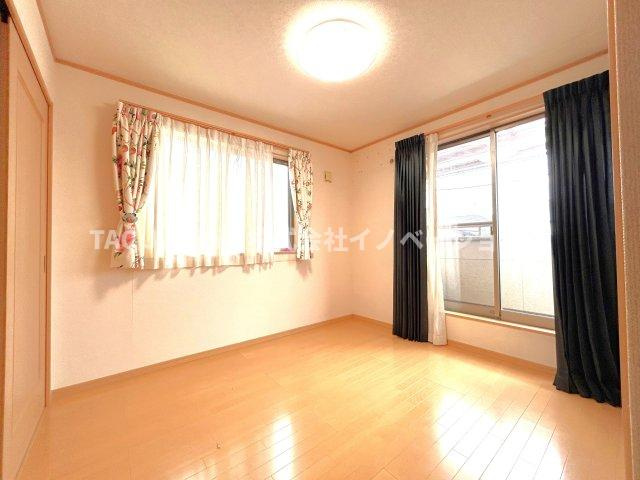 川口市朝日の邸宅の洋室|【２階寝室】
バルコニーから陽当たりが差し込みますので、日中は電気など必要ない明るさとなっております。