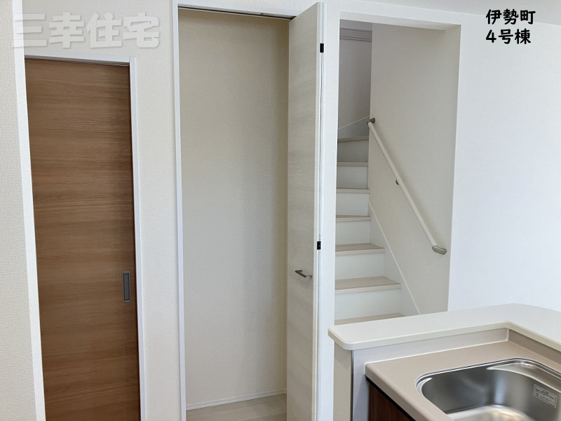 碧南市伊勢町の収納|キッチンには収納があります。食材ストックに困りませんね。リビングイン階段は、リビングが中心になるお住まいです