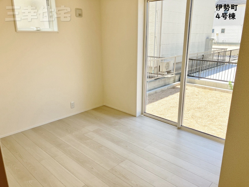 碧南市伊勢町の洋室|1階洋室5.4帖。お庭に面したお部屋です