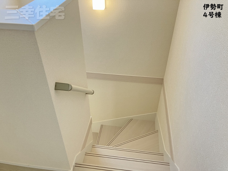 碧南市伊勢町の設備|階段やトイレには手すりがあります。転落の防止や体への負担を軽減します♪