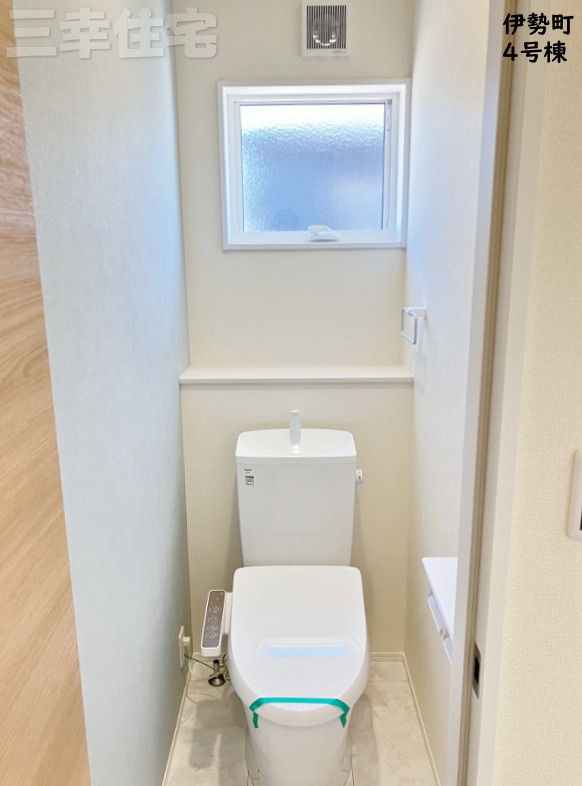 碧南市伊勢町のトイレ|2階のシャワートイレも少ない水でパワフルな洗浄力を実現しています。 環境にやさしく、経済的です