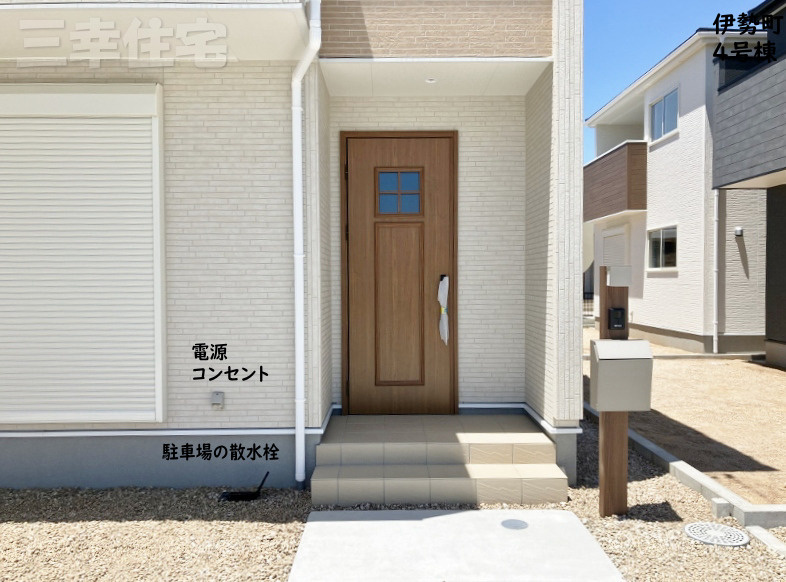 碧南市伊勢町の玄関|玄関の鍵はスマートキー、１階リビングにはシャッターも付いていて防犯対策も安心ですね