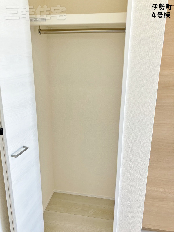 碧南市伊勢町の収納|ご家族全員でご利用できるファミリークローク。帰宅後すぐに上着を収納できます♪