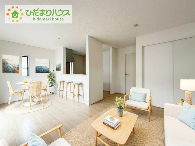 郡山市富田町第20　新築戸建　1号棟の居間・リビング|リビング大きな窓からは、暖かな日の光が降り注ぎます・・・
※家具・家電はCGになります。