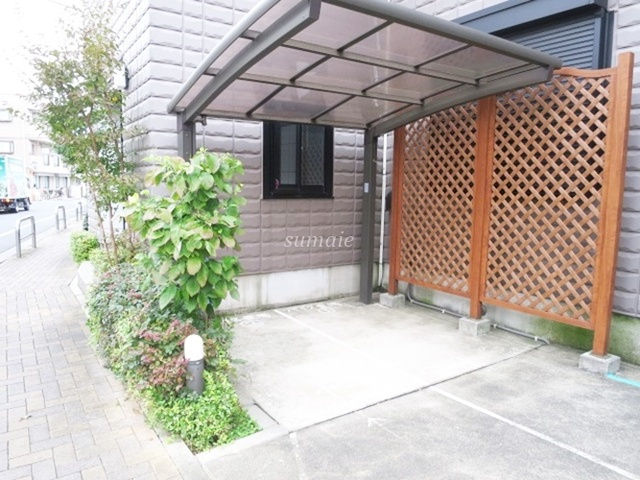 ヴィラージュシャルマンⅢの駐車場|バイク置場も完備♪