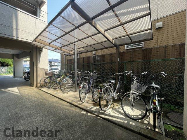 グリーンパーク第一八潮の駐輪場|ドキドキの新生活も、安心してスタート。ぴったりの住まいを見つけませんか？クランディアが一緒に住まい選びをサポートします‼　まずは、お気軽にお問合せください　＃クランディア