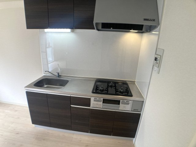 サザン五葉A棟のキッチン|システムキッチン。3口ガスコンログリル付