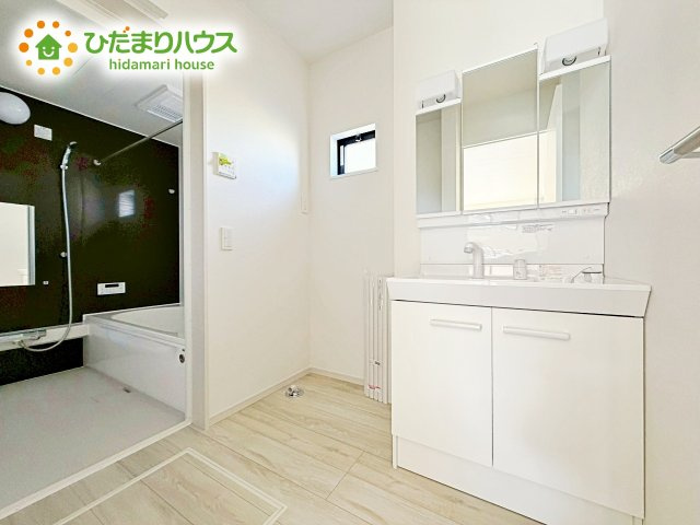 【独立洗面台】 | 水戸市堀町2期　新築戸建 | 三面鏡は自分では見えにくいところまで見ることができるので、身だしなみを整える際などにはとても便利です(*^^*)