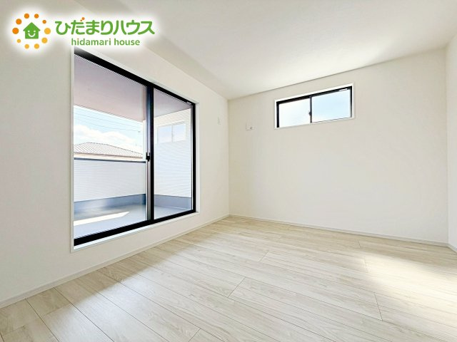 【寝室】 | 水戸市堀町2期　新築戸建 | バルコニーに面していて、たっぷり光りの入る明るい主寝室です！