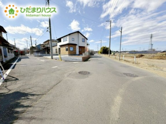 【前面道路含む現地写真】 | 水戸市堀町2期　新築戸建 | 前面道路は広さが5.9ｍあるので、お車のすれ違いも楽々です！お車の運転が苦手な方でも安心頂けます。