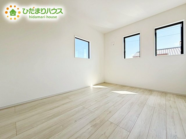 【洋室】 | 水戸市堀町2期　新築戸建 | 白い壁の洋室は、太陽の光だけでも十分明るく感じられますね