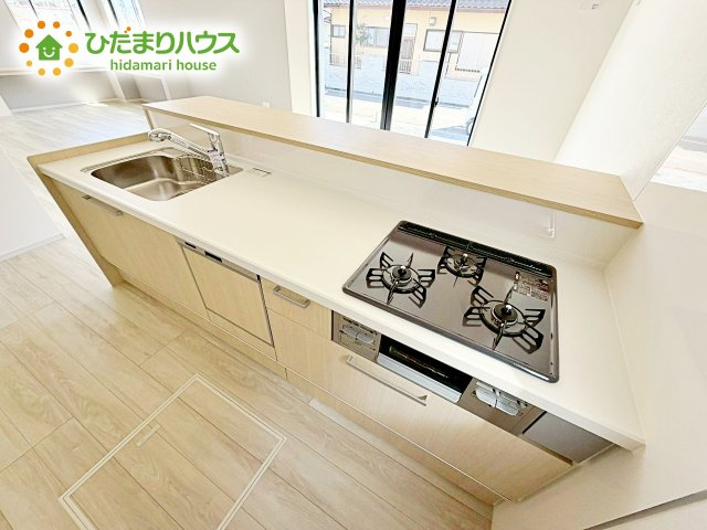 【キッチン】 | 水戸市堀町2期　新築戸建 | 3口コンロと収納豊富なキッチンで、毎日のお料理もはかどります☆