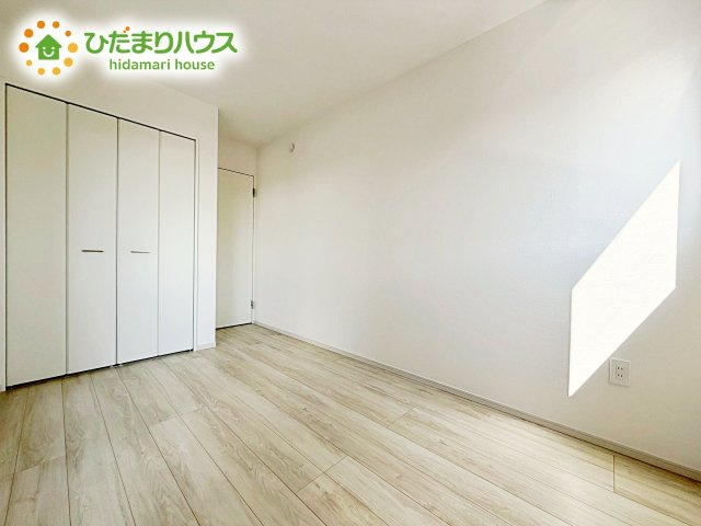 【洋室】 | 水戸市堀町2期　新築戸建 | 白を基調とした明るく爽やかな子ども室。自分の時間に集中できる、落ち着きのある居室です。学習机やベッドなどの家具もゆとりを持って配置できます。