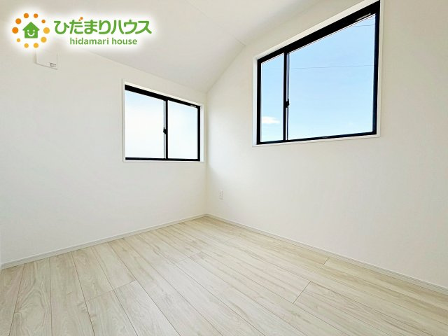 【洋室】 | 水戸市堀町2期　新築戸建 | 柔らかい陽光が差し込む明るいお部屋を演出する設計。彩光の取れる窓が気持ちの良いお部屋を創り上げます。