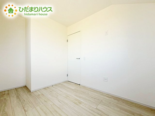 【洋室】 | 水戸市堀町2期　新築戸建 | 明るい日差しが降り注ぐお部屋に、居心地の良さを感じさせるコーディネート。家具やカーテンでお気に入りのお部屋に♪