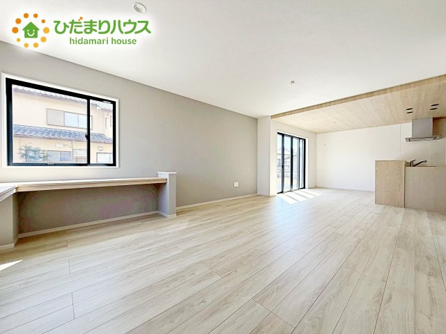 【居間・リビング】 | 水戸市堀町2期　新築戸建 | 家族との大切な時間を多く過ごすリビング。ゆったりとした広さのある空間で会話も弾みます♪大きい窓からは明るい日差しが差し込みます。居心地の良いリビングでおうち時間を楽しんで！