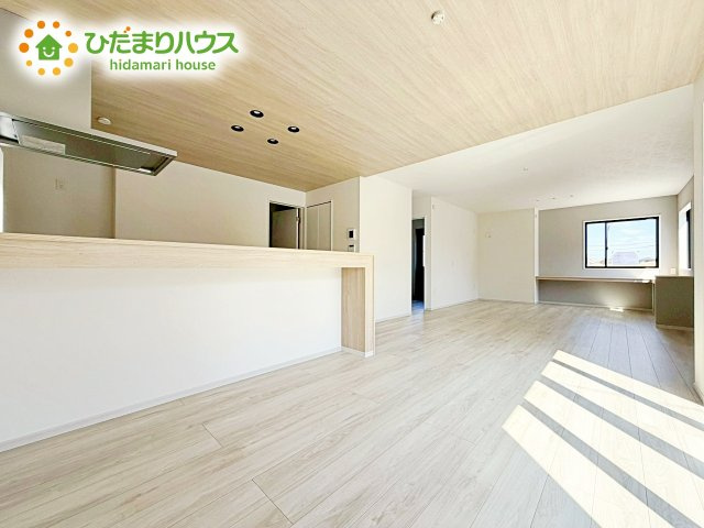 【居間・リビング】 | 水戸市堀町2期　新築戸建 | おもちゃを広げてもゆとりのあるリビングは、お子様の成長を見守っていく、大切な空間です♪
