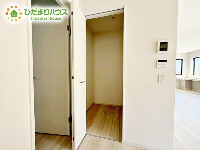 【収納】 | 水戸市堀町2期　新築戸建 | 暮らしのちょうど良いところにクローゼットを配置することで家の中がスッキリと片付きます。掃除道具や家族それぞれの小物などを適材適所で収納可能。