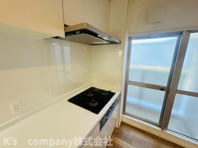 茅ヶ崎市中海岸4丁目　エミネンス茅ヶ崎3号棟のキッチン|同時進行ができる3口コンロ♪