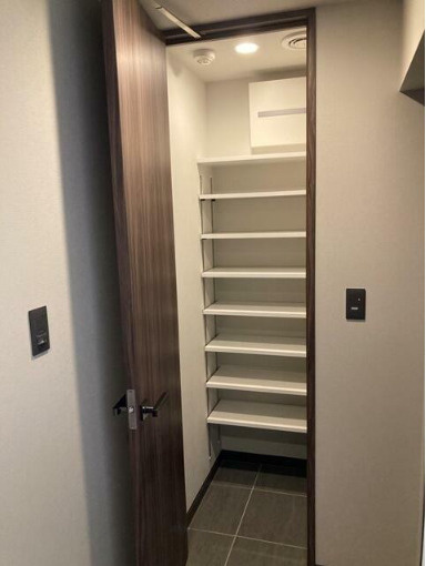 グランドゥールプレミアム代々木大山の玄関