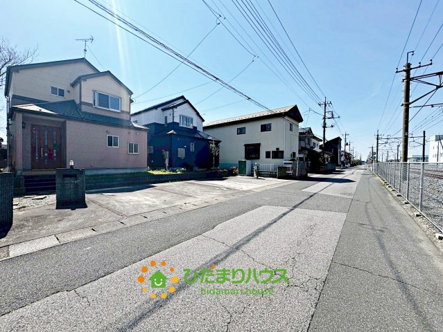 加須市花崎4丁目　中古一戸建ての前面道路含む現地写真