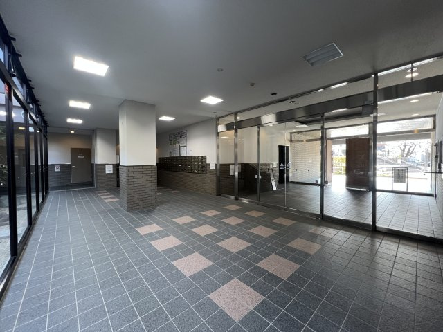 東京ドームの1/5の敷地面積！99世帯あるワケですから、1世帯当たり単純にドーム約1/513の敷地を持つ！これが浜スタだったら…な、【レックス横浜上大岡】リフォームのエントランス|建物の内部です