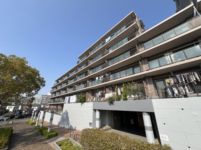 東京ドームの1/5の敷地面積！99世帯あるワケですから、1世帯当たり単純にドーム約1/513の敷地を持つ！これが浜スタだったら…な、【レックス横浜上大岡】リフォームの外観|外はこのようになっています