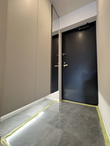 東京ドームの1/5の敷地面積！99世帯あるワケですから、1世帯当たり単純にドーム約1/513の敷地を持つ！これが浜スタだったら…な、【レックス横浜上大岡】リフォームの玄関|明るい玄関です